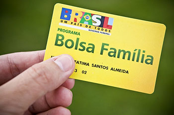 Dilma deve anunciar reajuste no Bolsa Família; ministra chama imprensa
